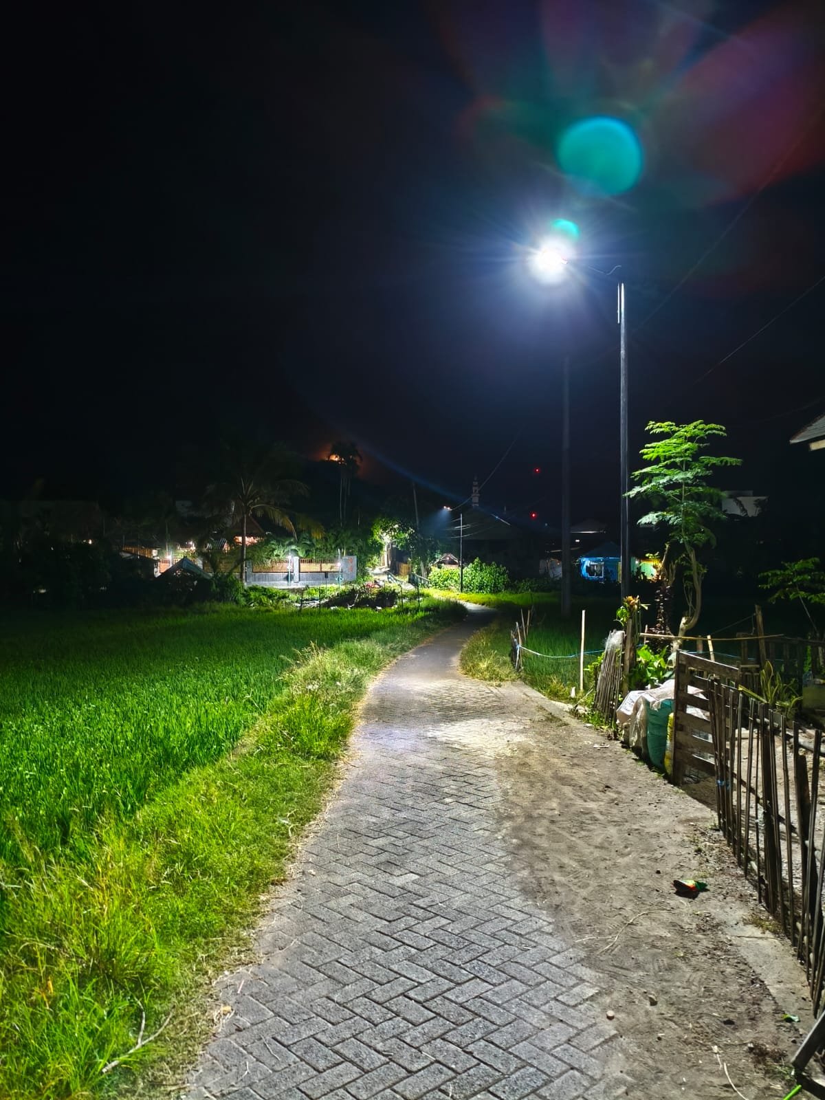 Instalasi Lampu Penerangan Jalan Umum (PJU) di Dusun Erang Baji